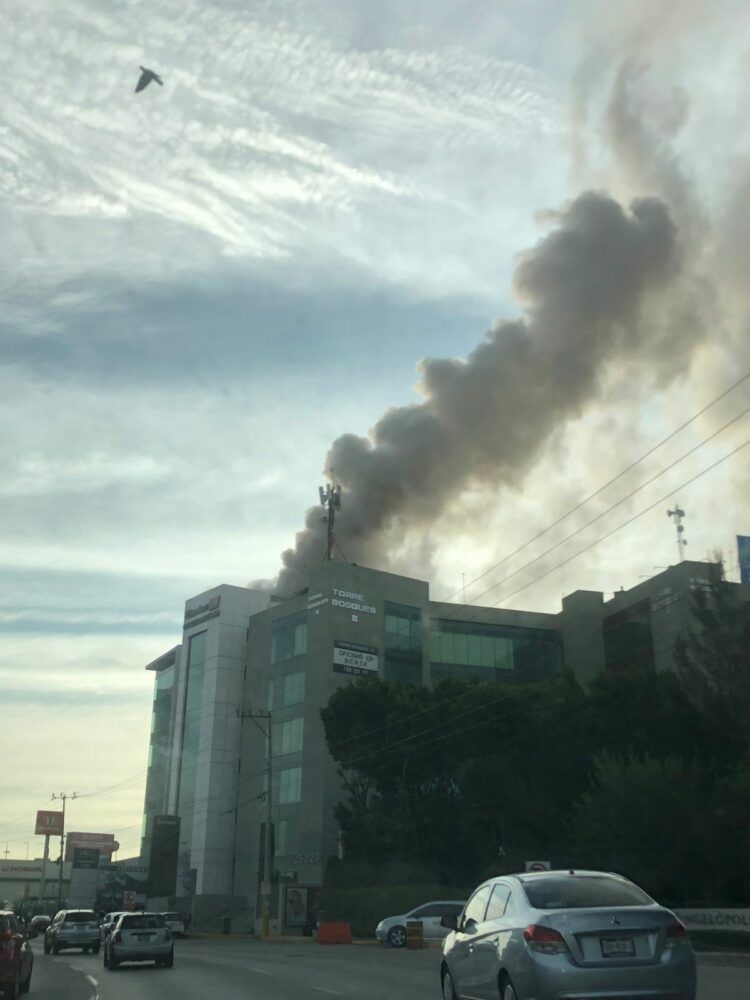 Se incendia edificio en Vía Atlixcáyotl