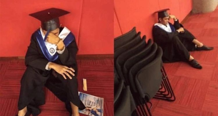 Joven llora en su graduación