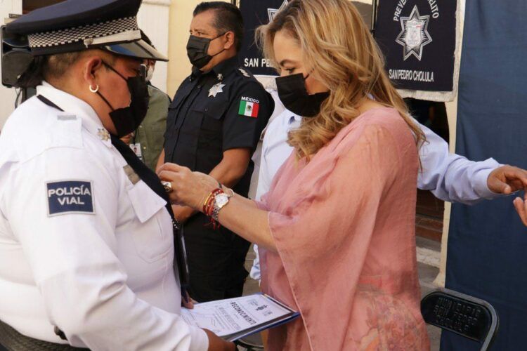 Paola Angon entrega reconocimiento a policías