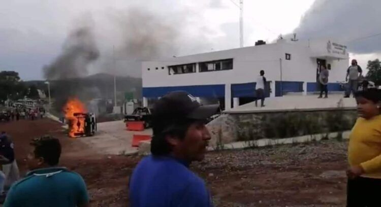 Tlaxcala protestan y queman patrulla