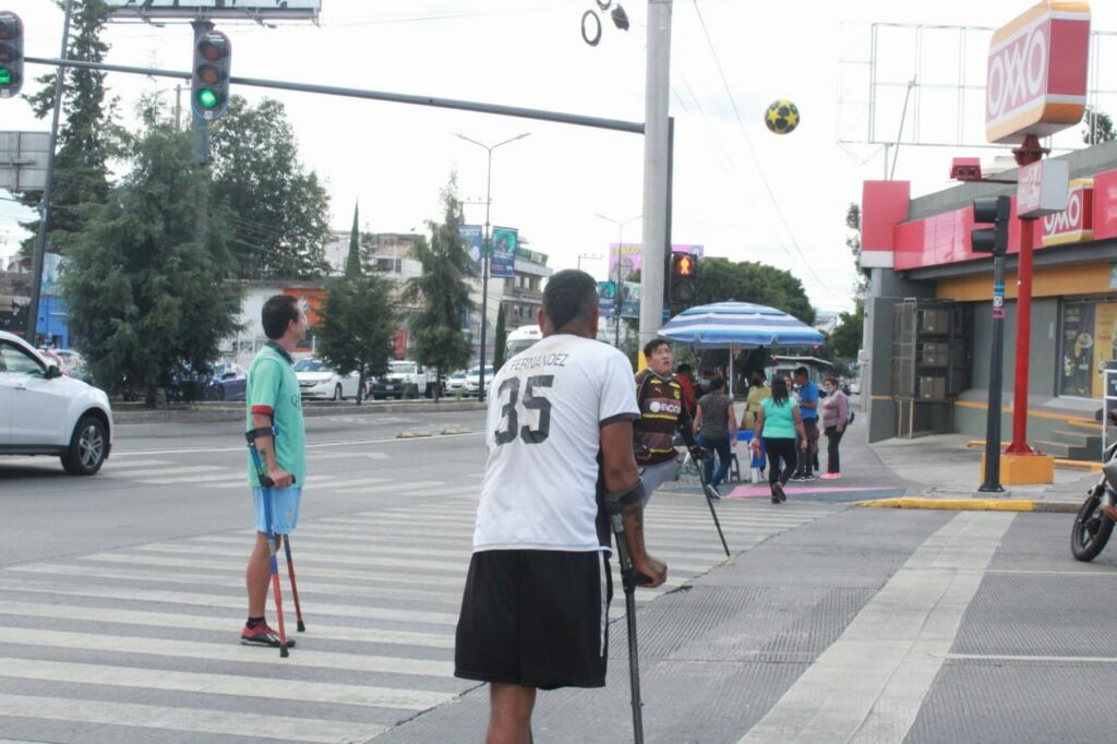 A Miguel le amputaron una pierna, hoy juega futbol en cruceros de Puebla