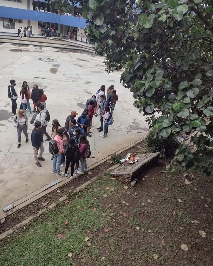 Alumno lleva mariachi y flores a joven frente a toda la universidad; lo rechazan 4