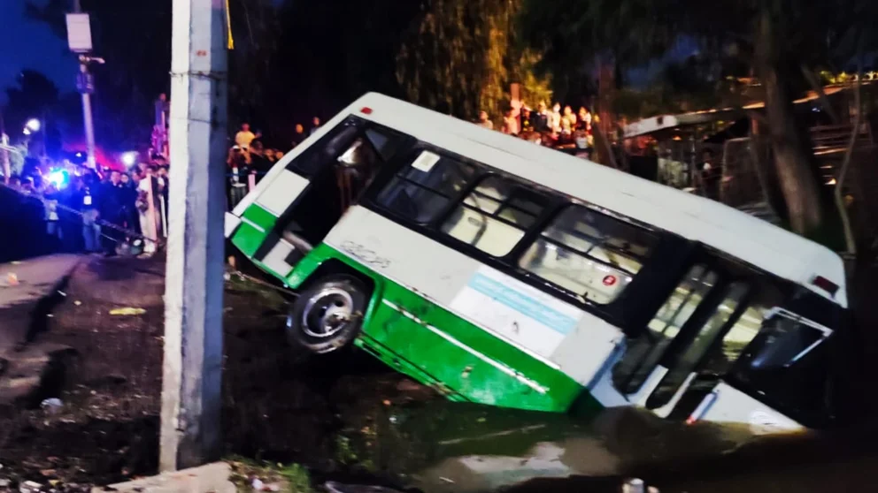 Difunden video del momento en que microbus cae a canal de Xochimilco