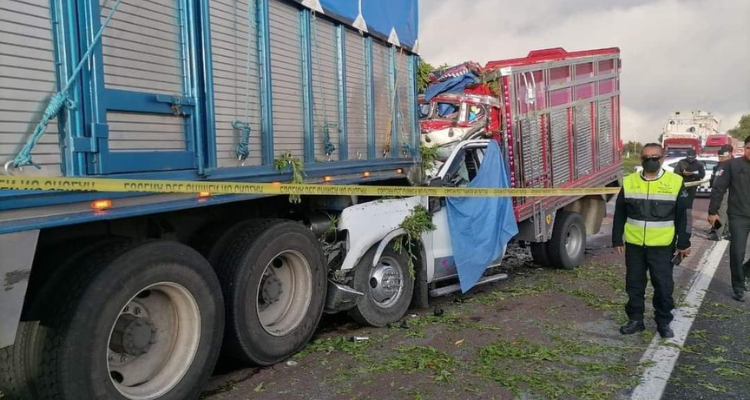 Mueren-prensadas-persona- chocar contra-camión-México-Puebla