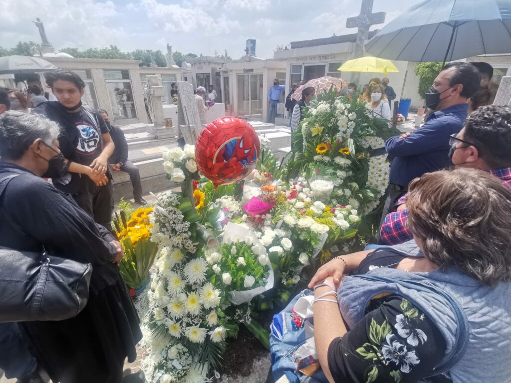 El entierro de Santi, nino que murio por un arbol en Puebla 1