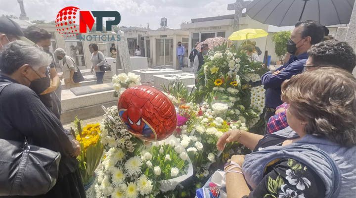 El entierro de Santi, nino que murio por un arbol en Puebla