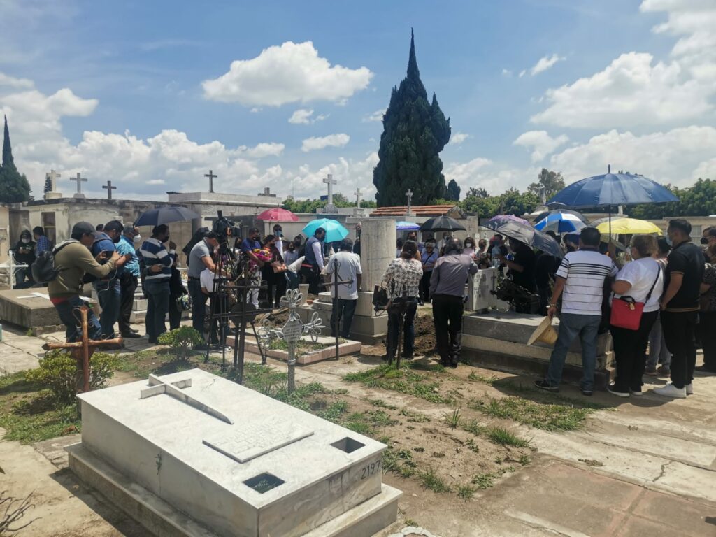El entierro de Santi, nino que murio por un arbol en Puebla 4