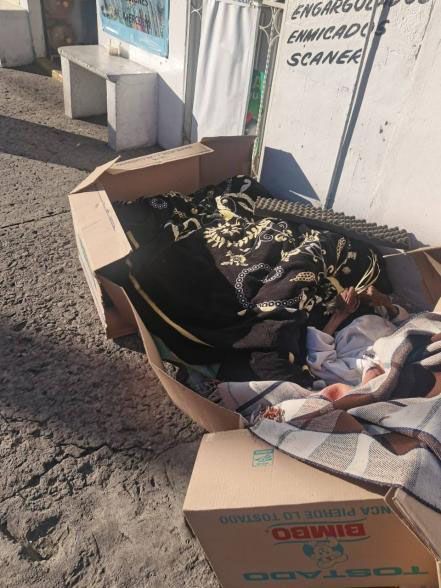 Familia abandona a abuelita dentro de una cajas de carton en Puebla 