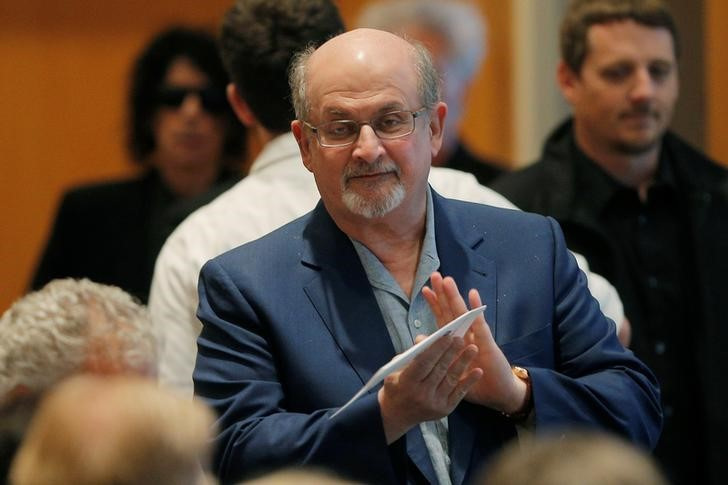 Salman Rushdie apunalan en el cuello a escritor durante evento en Nueva York