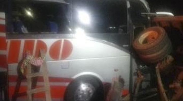 Un muerto y 21 heridos deja choque entre ADO y tractocamion