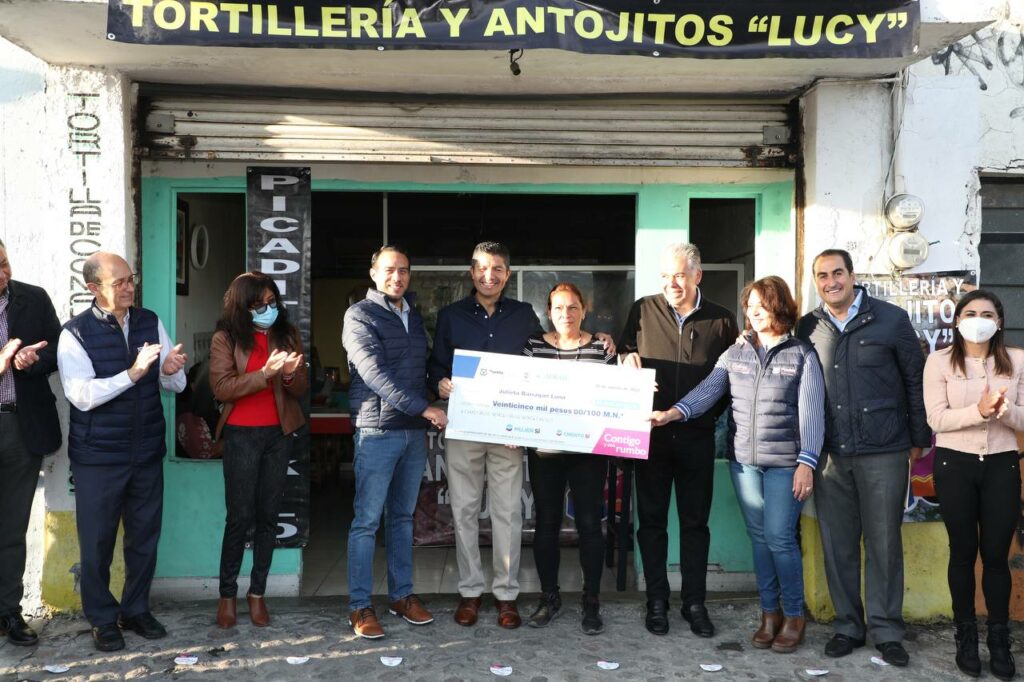 Eduardo Rivera entrega el cheque 500 de 'Créditos Contigo' en La Libertad