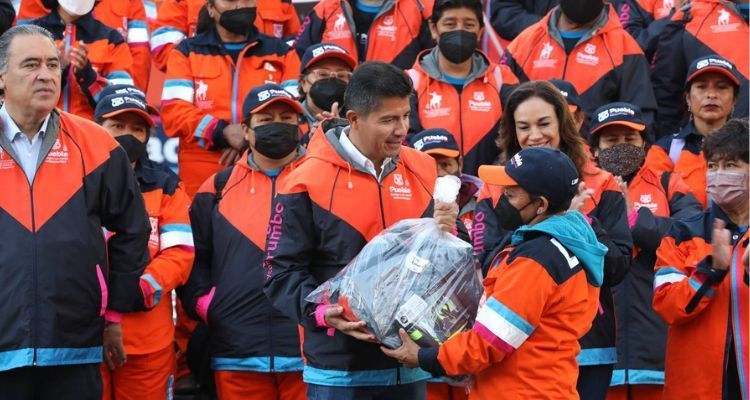 Gobierno de Eduardo Rivera entrega uniformes a 'naranjitas' en Puebla