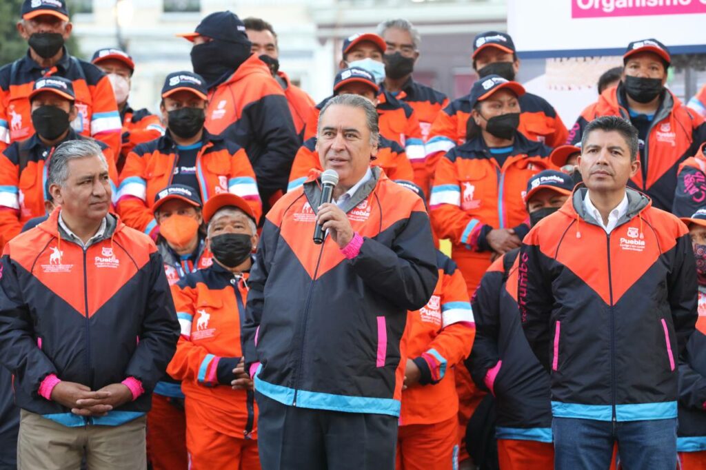 Gobierno de Eduardo Rivera entrega uniformes a 'naranjitas' en Puebla