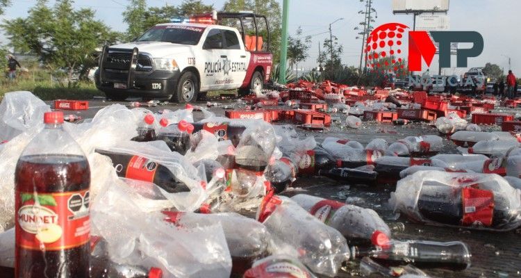 Carambola en Periférico, vuelca camión de Coca-Cola
