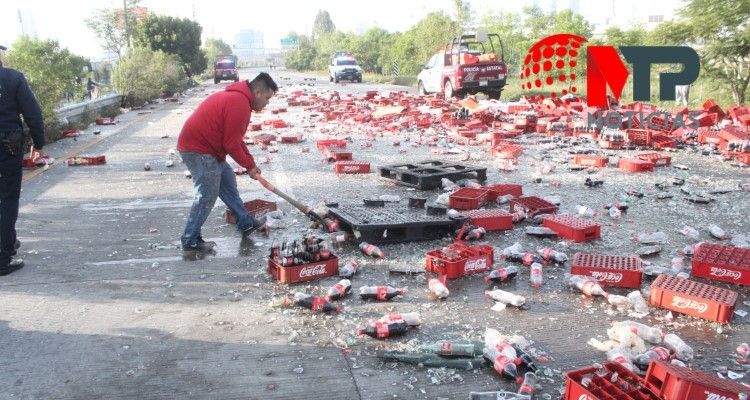 Carambola en Periférico, vuelca camión de Coca-Cola