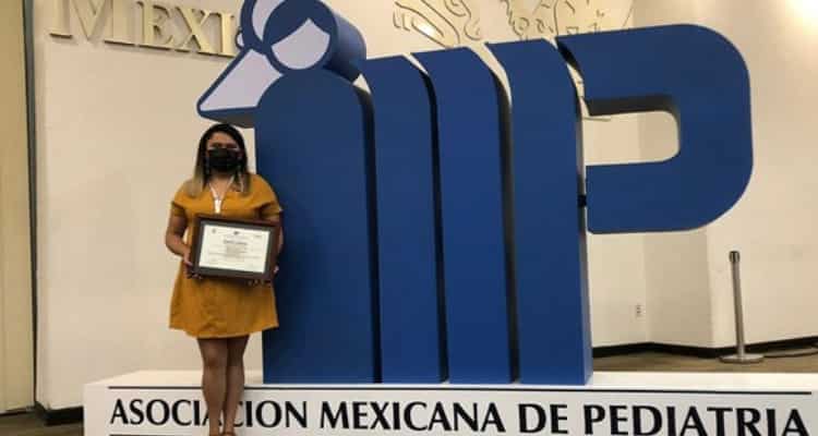 Otorgan premio a egresada BUAP