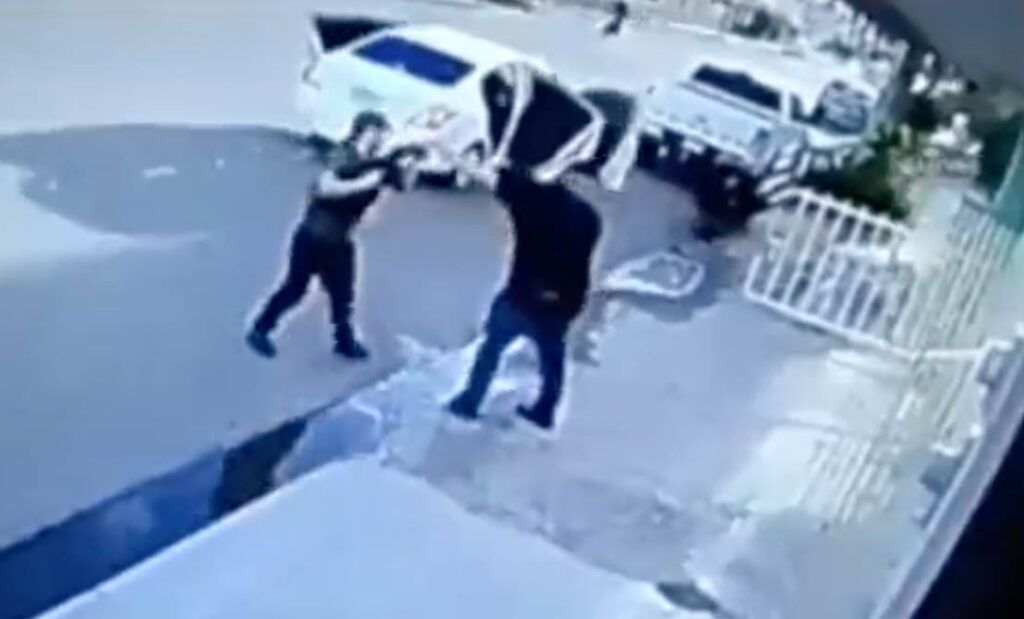 Cámaras de seguridad captan secuestro a mano armada de una persona en Sonora