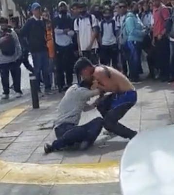 Estudiante se desmaya tras recibir brutal impacto durante pelea 