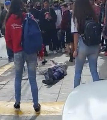Estudiante se desmaya tras recibir brutal impacto durante pelea 
