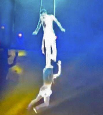 Trapecista de circo cae de una altura de 4 metros