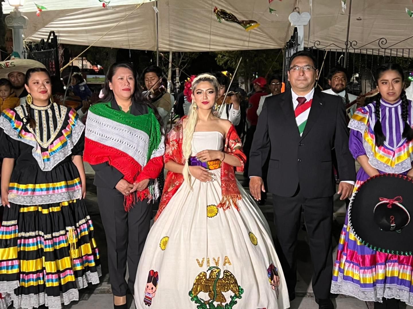 Edil de Acajete, Puebla, usa banda presidencial para el Grito de Independencia