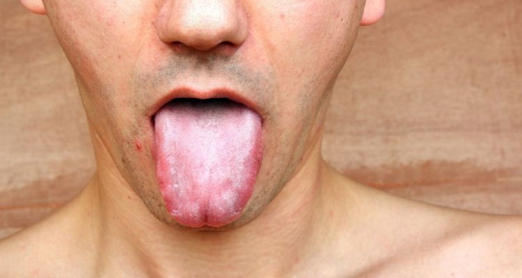 Hombre se corta la lengua en la India