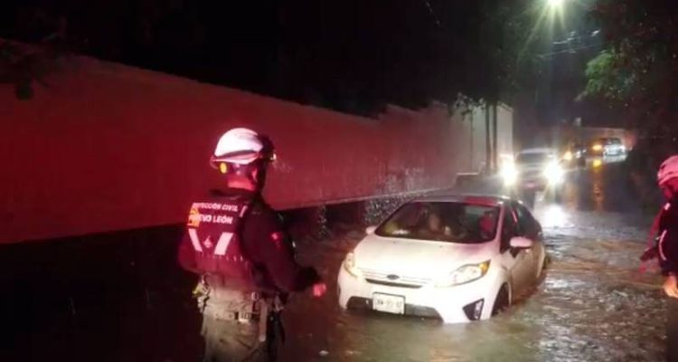 Suspenden clases en Nuevo León por intensas lluvias que inundaron las calles (VIDEO)