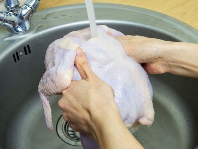 Lavar el pollo crudo