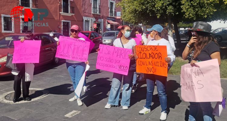 Familiares de menor 'violada' en kínder de Puebla acusan que la directora la besaba en la boca