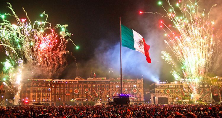 Fiestas patrias en Zócalo de Puebla