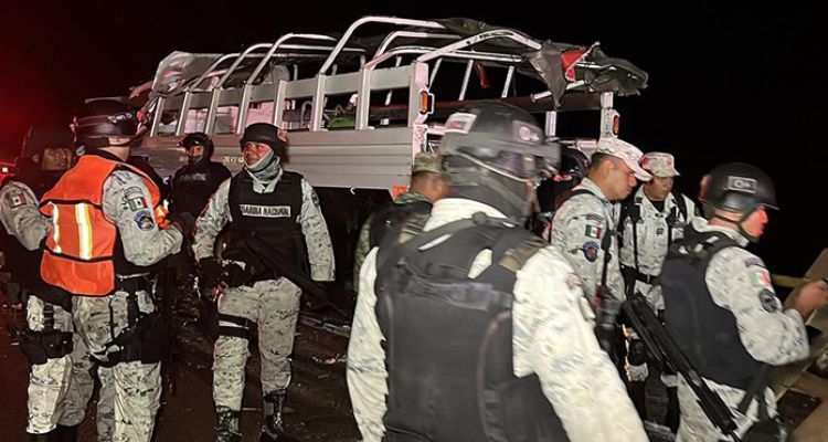 Un muerto y 32 lesionados deja choque de vehículo de Guardia Nacional con tractocamión en Oaxaca