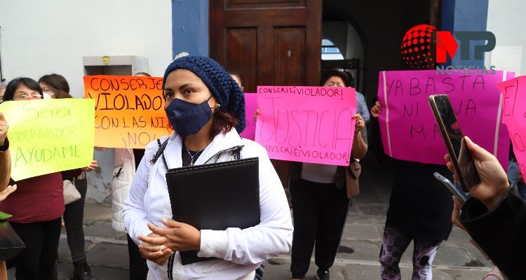 "Mi hija tiene traumas por ese maldito": otra mamá acusa de abuso sexual a conserje de kínder en Puebla