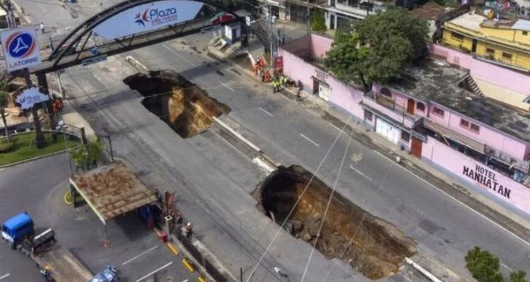 Socavón en avenida de Guatemala "traga" a dos mujeres y deja cuatro heridos