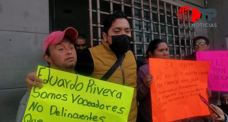 "¡Solución, no reubicación!": exigen voceadores pese a abandono de casetas en centro de Puebla