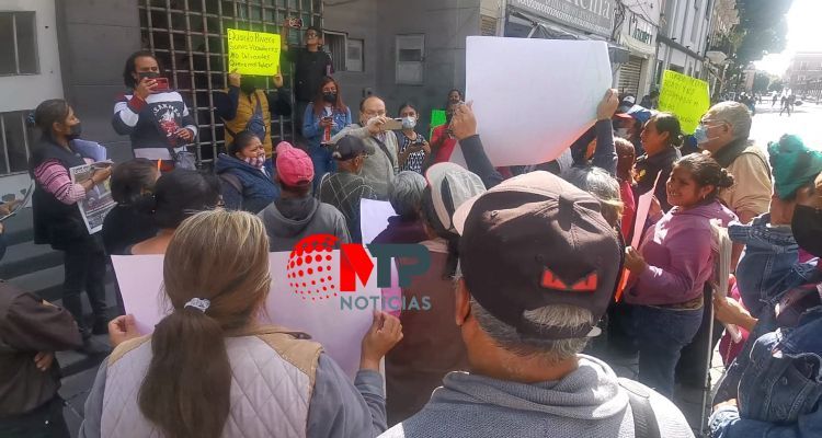 "¡Solución, no reubicación!": exigen voceadores pese a abandono de casetas en centro de Puebla