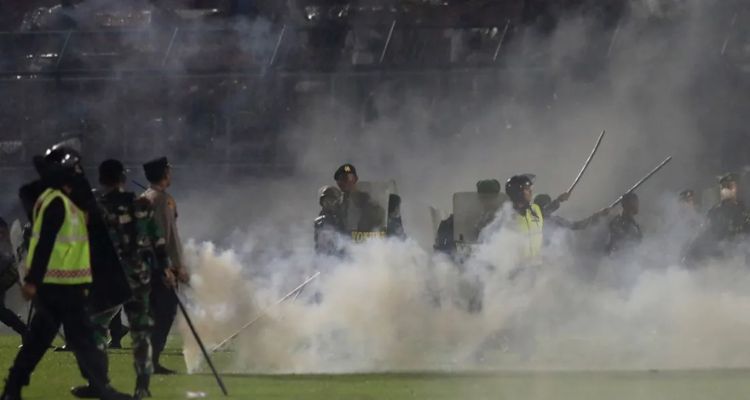 Al menos 131 muertos deja estampida durante partido de futbol en Indonesia
