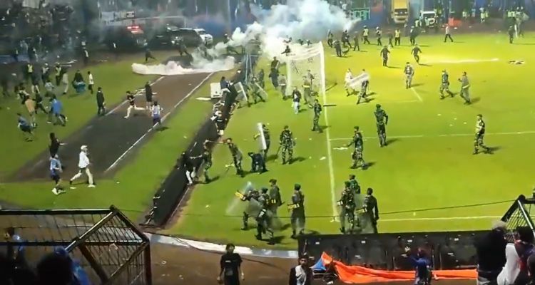 Al menos 131 muertos deja estampida durante partido de futbol en Indonesia