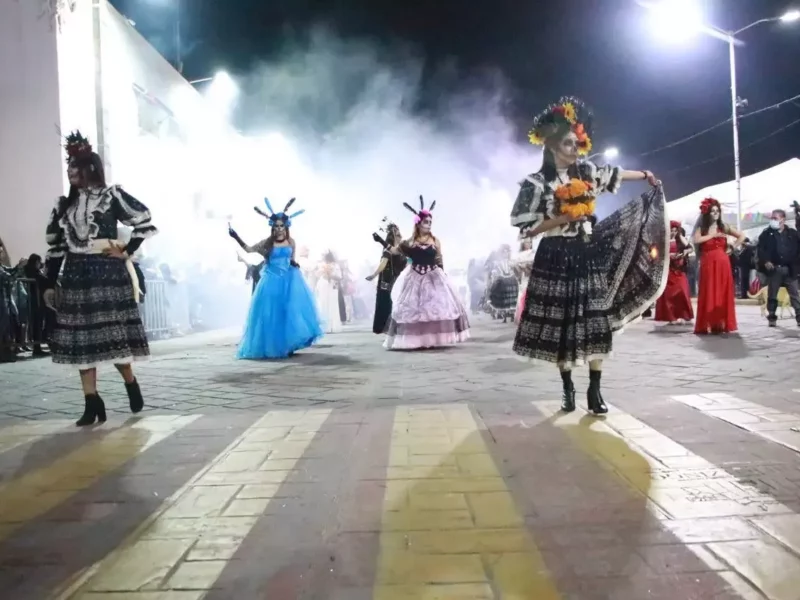 Más de mil personas en el desfile de calaveras