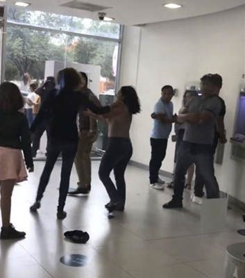 Parejas protagonizan brutal pelea al interior de un banco en Tamaulipas