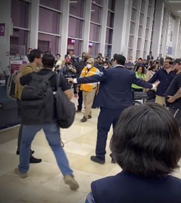 Pasajero arroja cafe a empleado del aeropuerto de Merida 1