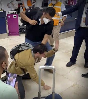 Pasajero arroja cafe a empleado del aeropuerto de Merida 1