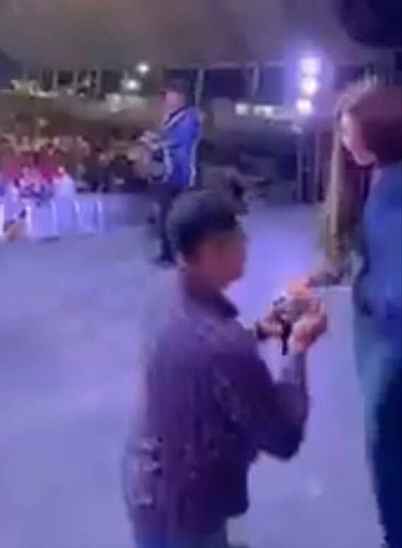 Poblano pide matrimonio durante concierto de Grupo Palomo
