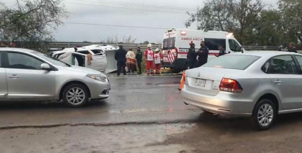 Una muerta y tres heridos deja volcadura en Puebla