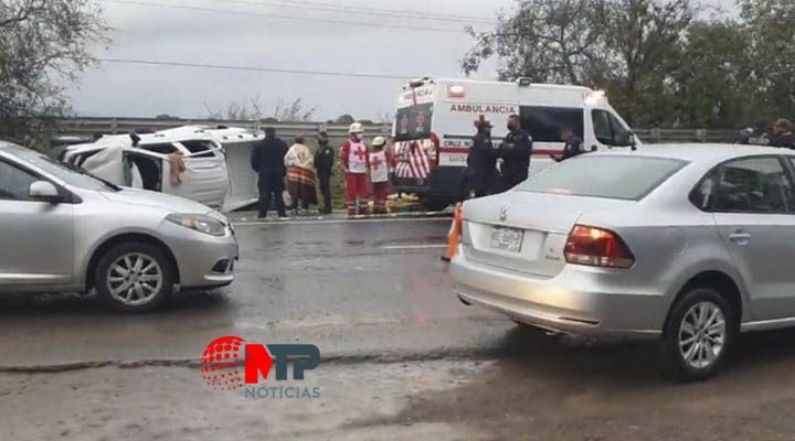 Una muerta y tres heridos deja volcadura en Puebla
