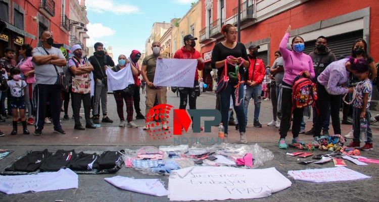 Locatarios se quejan de ambulantes, pero los resguardan durante operativos en Puebla