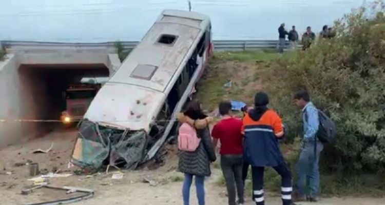 Choque entre autobús y tráiler en Cuapiaxtla, Tlaxcala