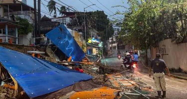 Lluvias por ciclón Julia provocan inundaciones y deslaves en Acapulco (VIDEO)