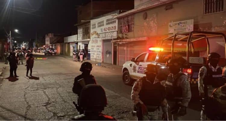 Grupo armado mata a 12 personas en un bar en Irapuato, Guanajuato