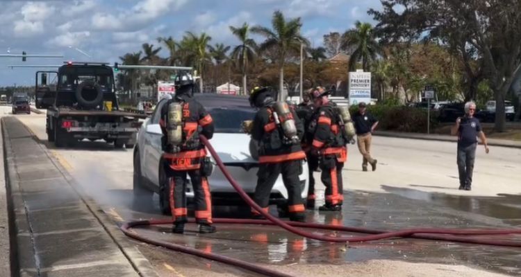 Paso del huracán Ian provoca incendios en autos eléctricos de Florida (VIDEO)