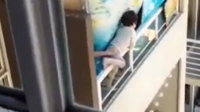 indigna video de niño en el exterior de una ventana del piso 21